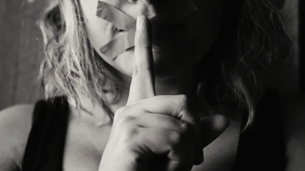 « On continue à habiter ensemble mais on s’est séparé » : le phénomène choc qui bouleverse les couples français separation couple francais