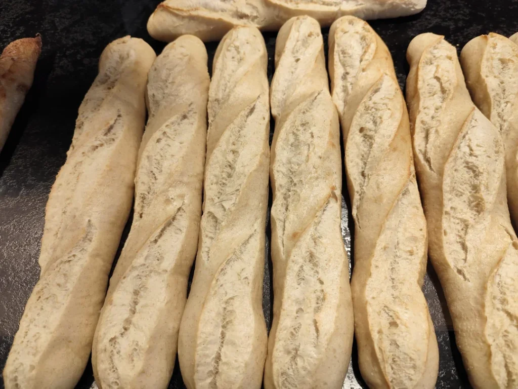 Baguettes « pas trop cuites » : quand les Français réinventent leurs traditions culinaires cest-pas-interdit-par-la-convention-de-genève-ça-v0-ean1cbvzjxif1